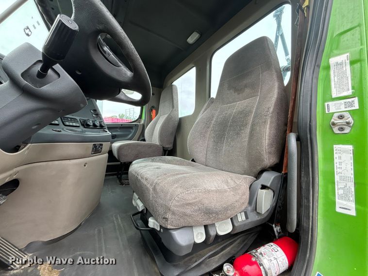 image for item FH7146 2017 Freightliner Cascadia semi truck