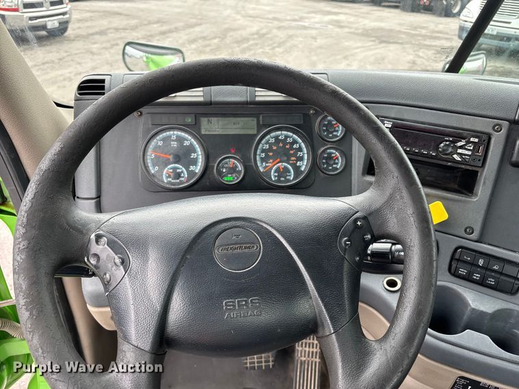 image for item FH7146 2017 Freightliner Cascadia semi truck