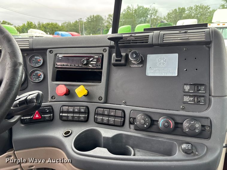 image for item FH7146 2017 Freightliner Cascadia semi truck