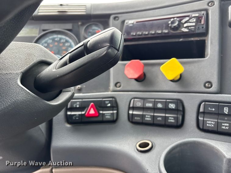 image for item FH7146 2017 Freightliner Cascadia semi truck
