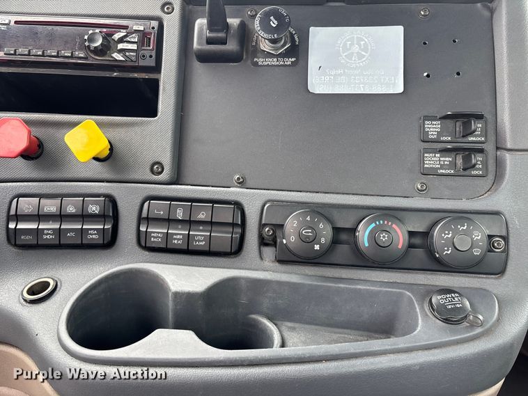 image for item FH7146 2017 Freightliner Cascadia semi truck
