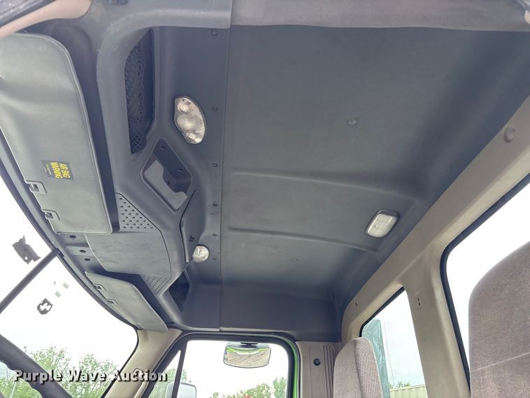 image for item FH7146 2017 Freightliner Cascadia semi truck