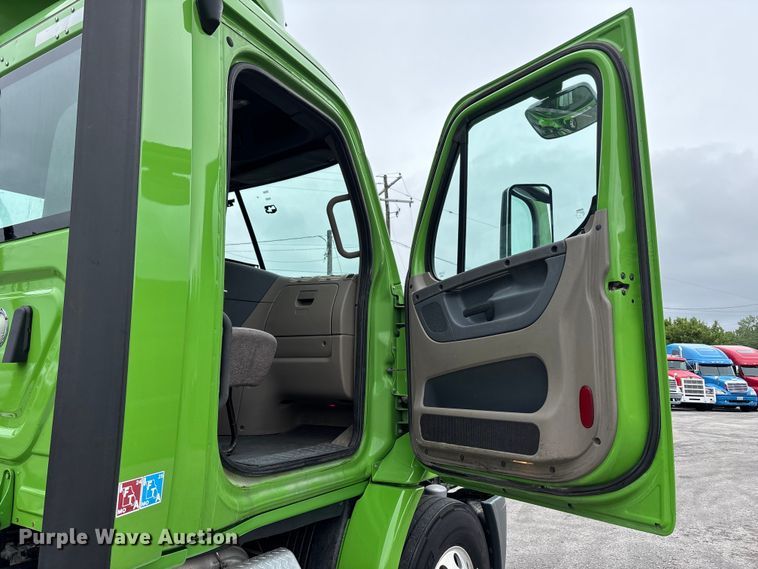 image for item FH7146 2017 Freightliner Cascadia semi truck