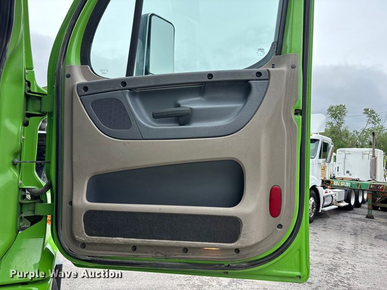 image for item FH7146 2017 Freightliner Cascadia semi truck