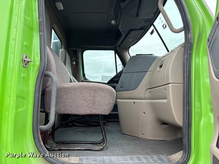 image for item FH7146 2017 Freightliner Cascadia semi truck