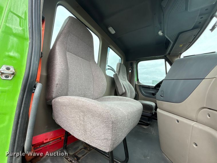 image for item FH7146 2017 Freightliner Cascadia semi truck