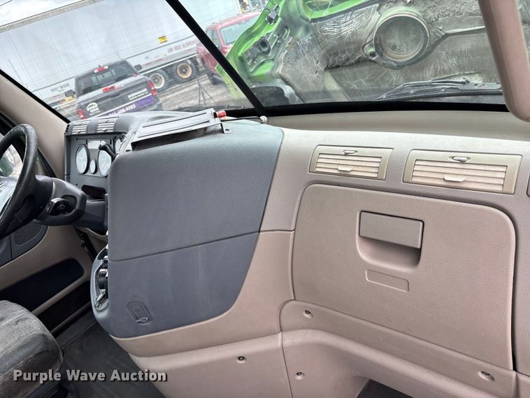 image for item FH7146 2017 Freightliner Cascadia semi truck