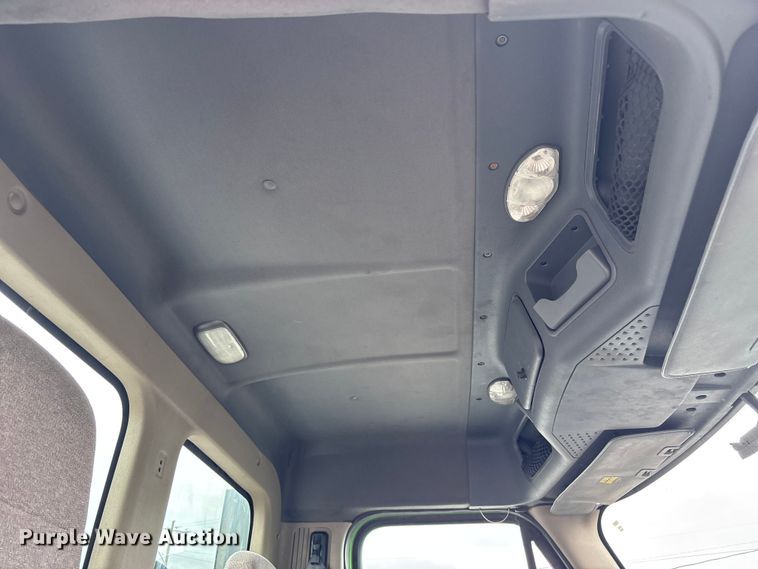 image for item FH7146 2017 Freightliner Cascadia semi truck