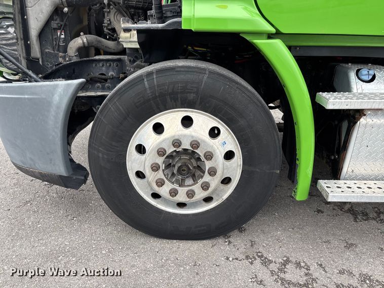 image for item FH7146 2017 Freightliner Cascadia semi truck