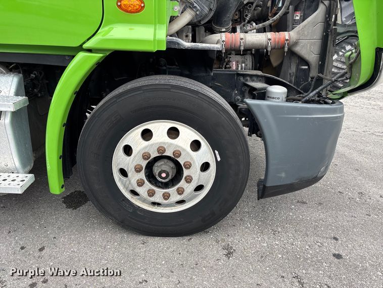 image for item FH7146 2017 Freightliner Cascadia semi truck