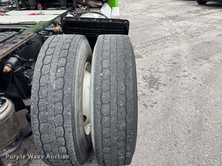 image for item FH7146 2017 Freightliner Cascadia semi truck