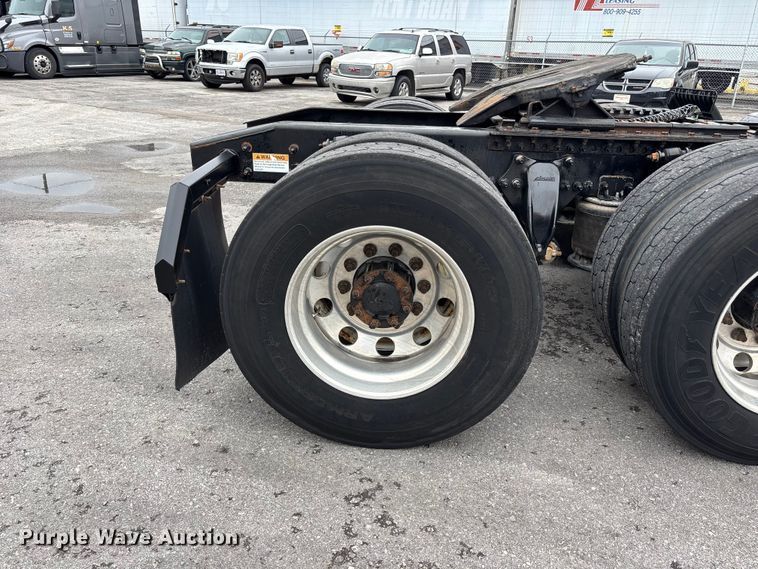 image for item FH7146 2017 Freightliner Cascadia semi truck