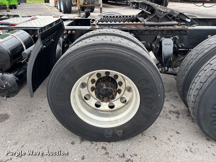 image for item FH7146 2017 Freightliner Cascadia semi truck