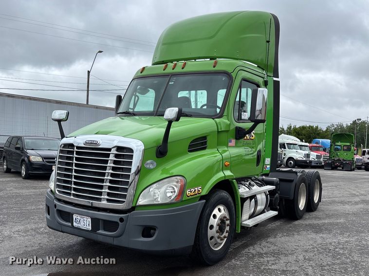 image for item FH7147 2017 Freightliner Cascadia semi truck