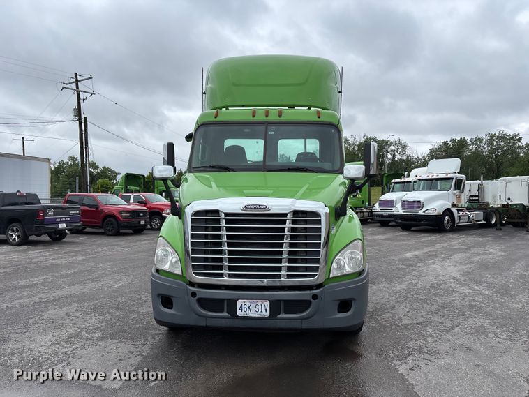 image for item FH7147 2017 Freightliner Cascadia semi truck