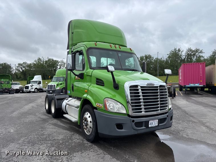 image for item FH7147 2017 Freightliner Cascadia semi truck