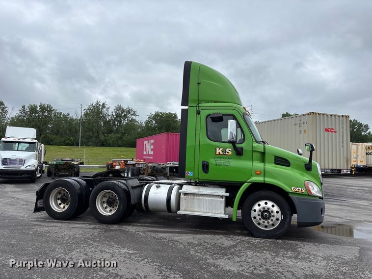 image for item FH7147 2017 Freightliner Cascadia semi truck