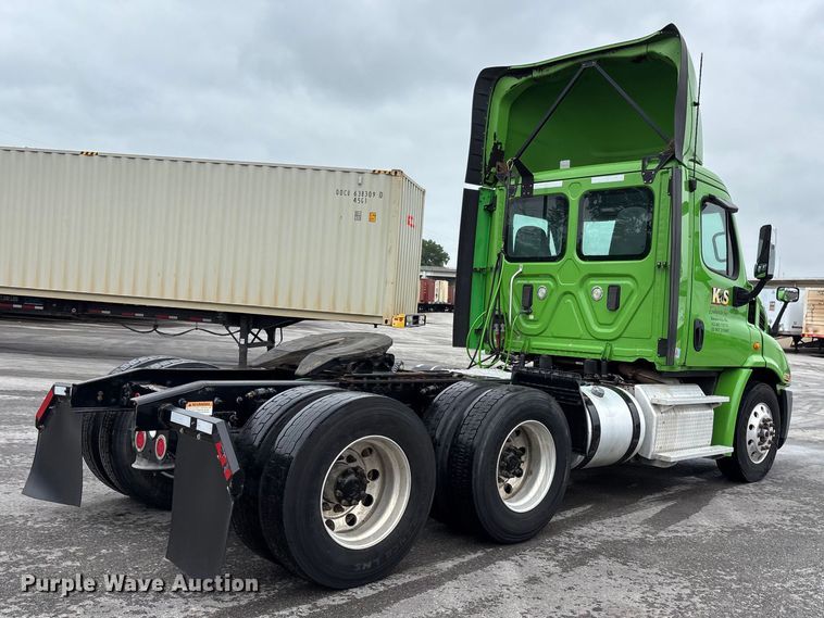 image for item FH7147 2017 Freightliner Cascadia semi truck