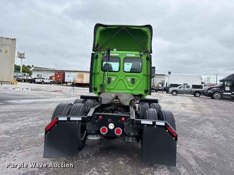 image for item FH7147 2017 Freightliner Cascadia semi truck