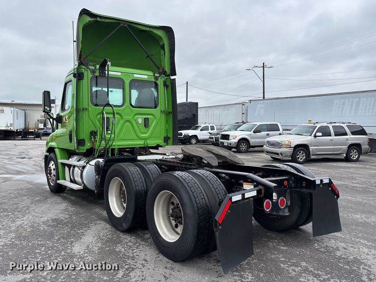 image for item FH7147 2017 Freightliner Cascadia semi truck