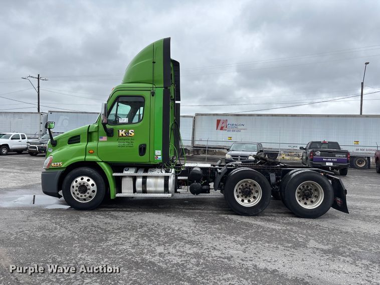 image for item FH7147 2017 Freightliner Cascadia semi truck