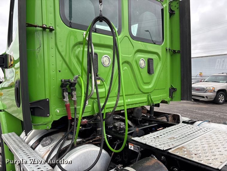 image for item FH7147 2017 Freightliner Cascadia semi truck