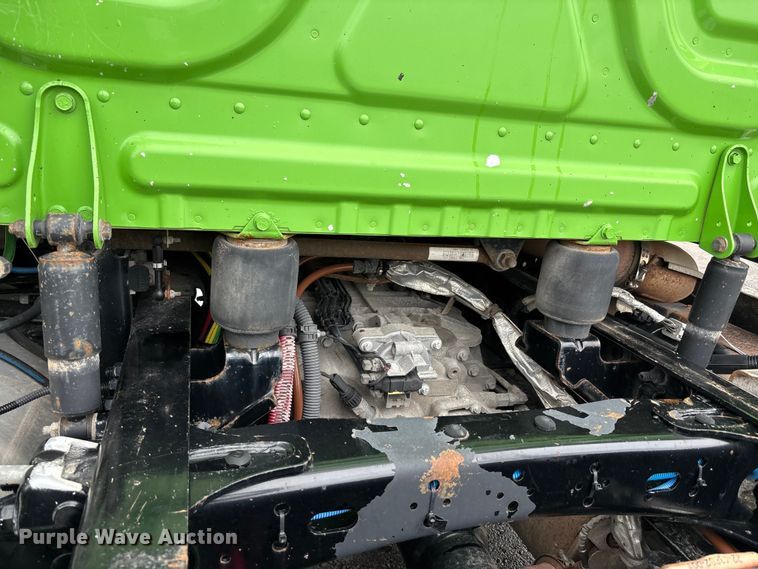 image for item FH7147 2017 Freightliner Cascadia semi truck