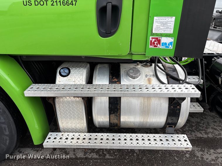 image for item FH7147 2017 Freightliner Cascadia semi truck