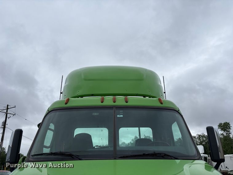 image for item FH7147 2017 Freightliner Cascadia semi truck