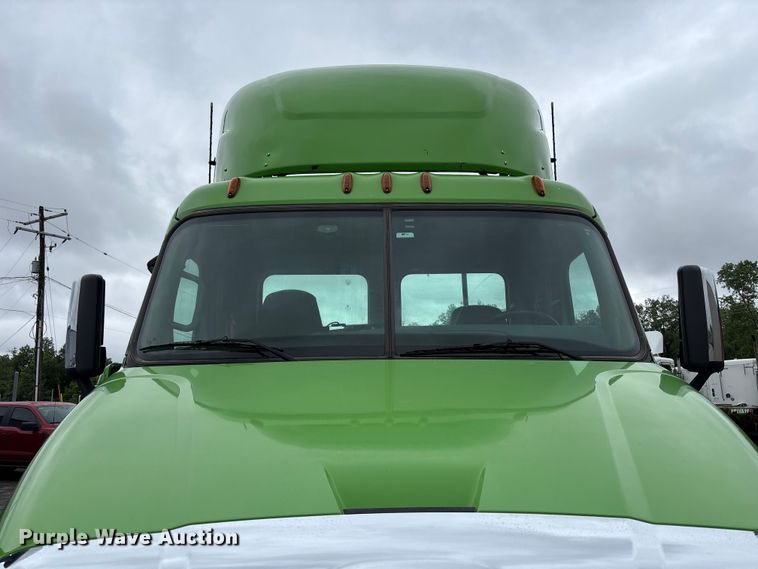 image for item FH7147 2017 Freightliner Cascadia semi truck