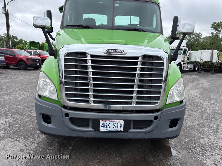 image for item FH7147 2017 Freightliner Cascadia semi truck