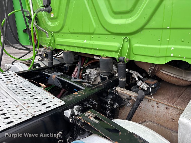 image for item FH7147 2017 Freightliner Cascadia semi truck