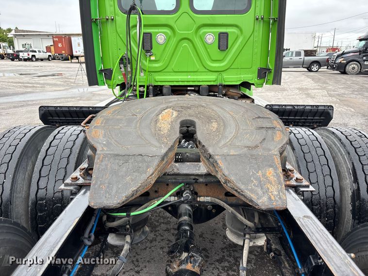 image for item FH7147 2017 Freightliner Cascadia semi truck