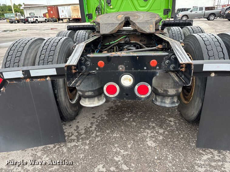 image for item FH7147 2017 Freightliner Cascadia semi truck