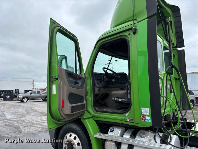 image for item FH7147 2017 Freightliner Cascadia semi truck