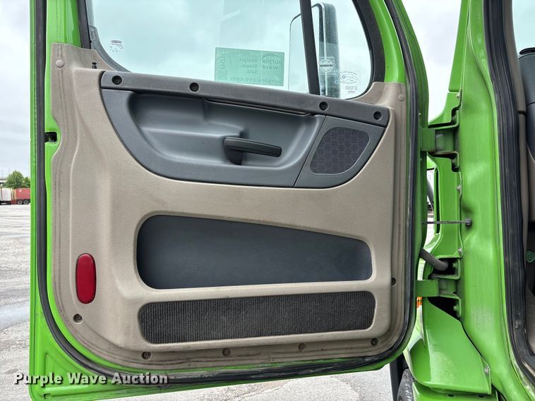 image for item FH7147 2017 Freightliner Cascadia semi truck
