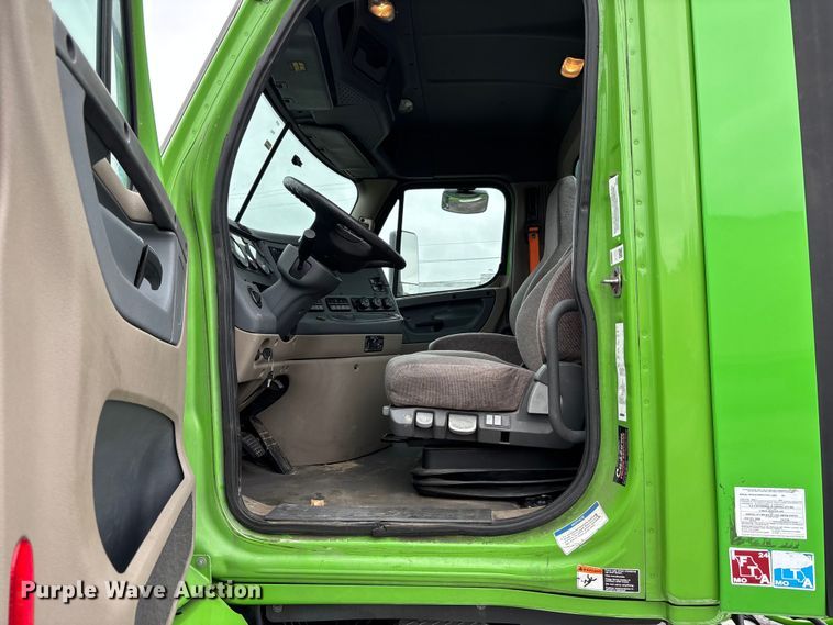 image for item FH7147 2017 Freightliner Cascadia semi truck