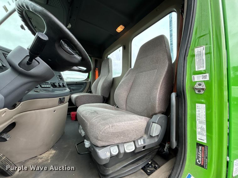 image for item FH7147 2017 Freightliner Cascadia semi truck
