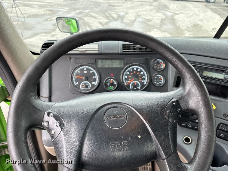 image for item FH7147 2017 Freightliner Cascadia semi truck
