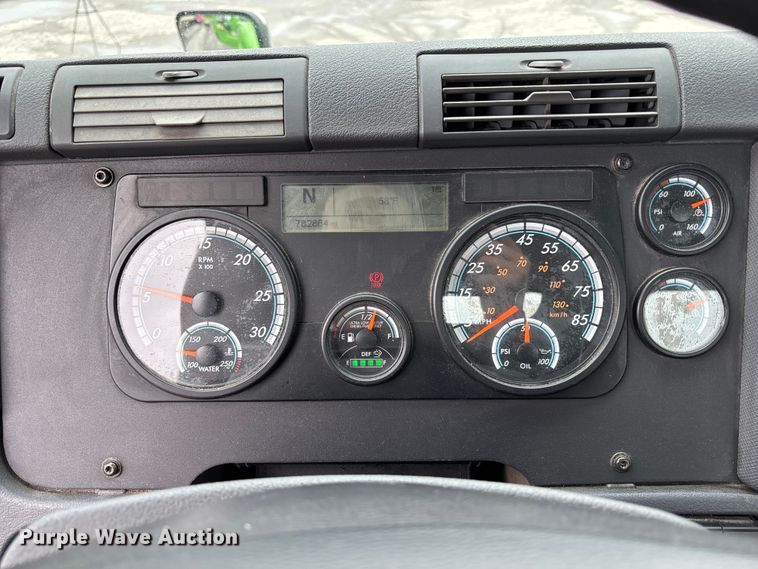image for item FH7147 2017 Freightliner Cascadia semi truck