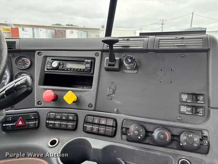 image for item FH7147 2017 Freightliner Cascadia semi truck