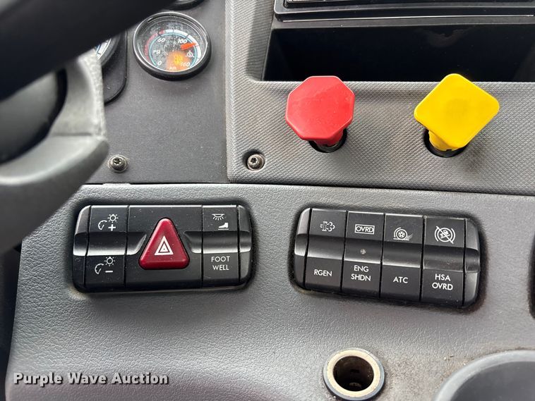 image for item FH7147 2017 Freightliner Cascadia semi truck