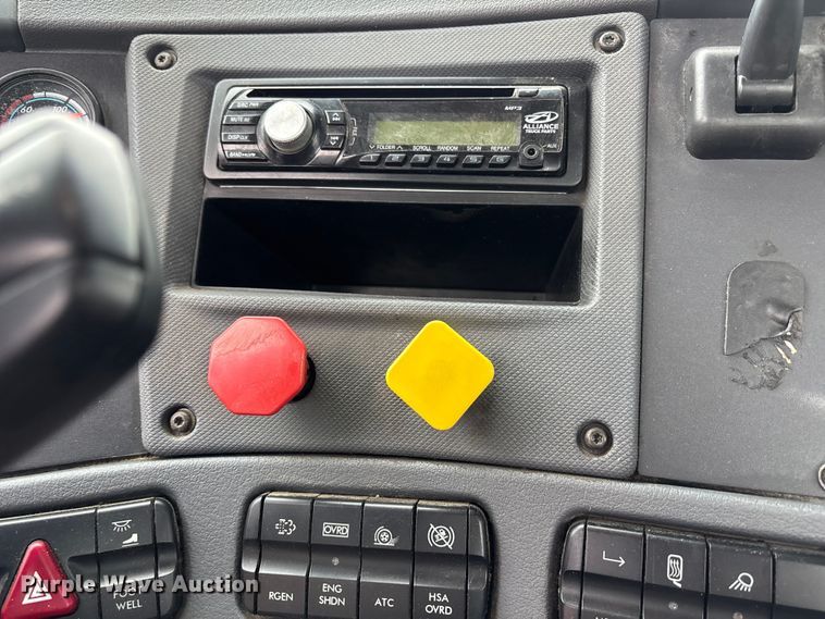 image for item FH7147 2017 Freightliner Cascadia semi truck