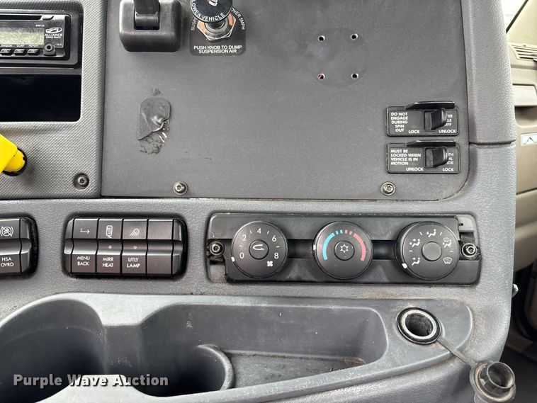 image for item FH7147 2017 Freightliner Cascadia semi truck