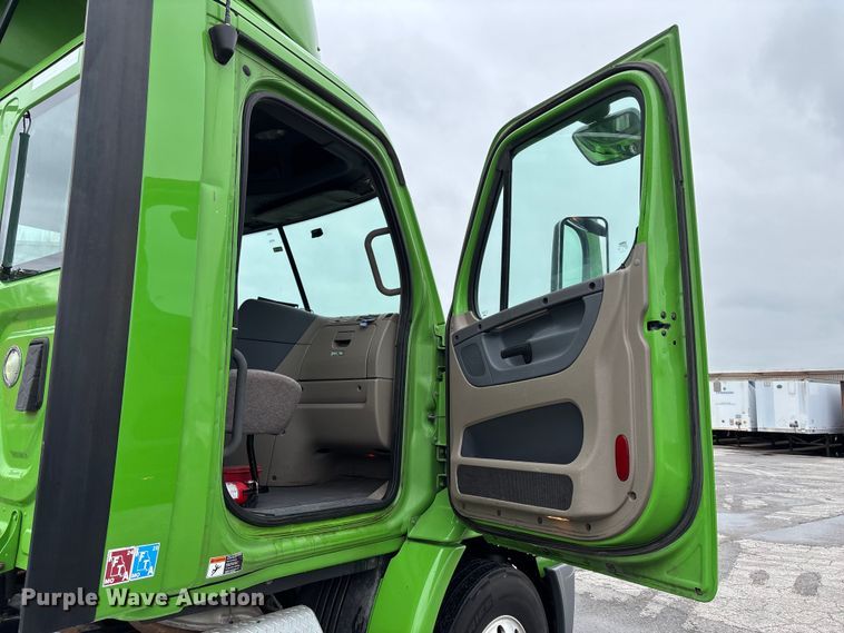 image for item FH7147 2017 Freightliner Cascadia semi truck