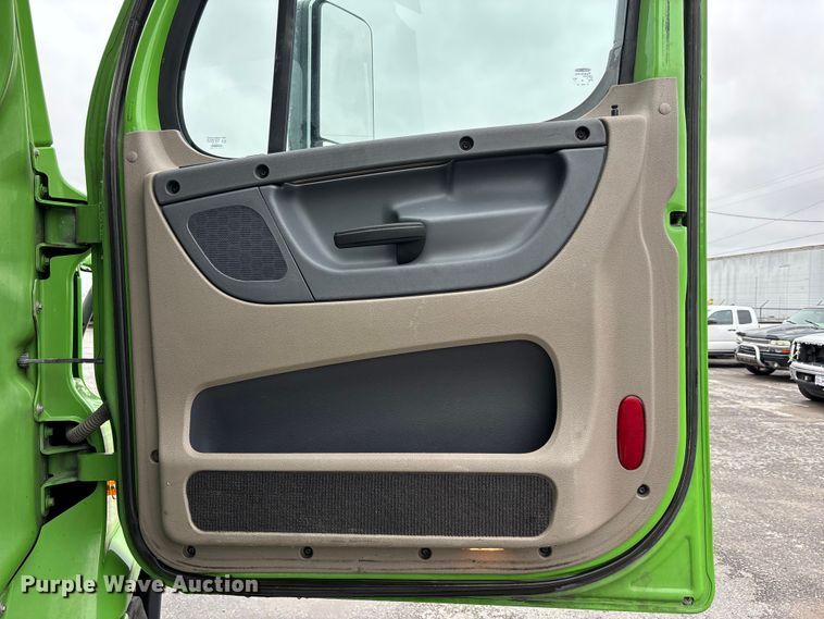 image for item FH7147 2017 Freightliner Cascadia semi truck