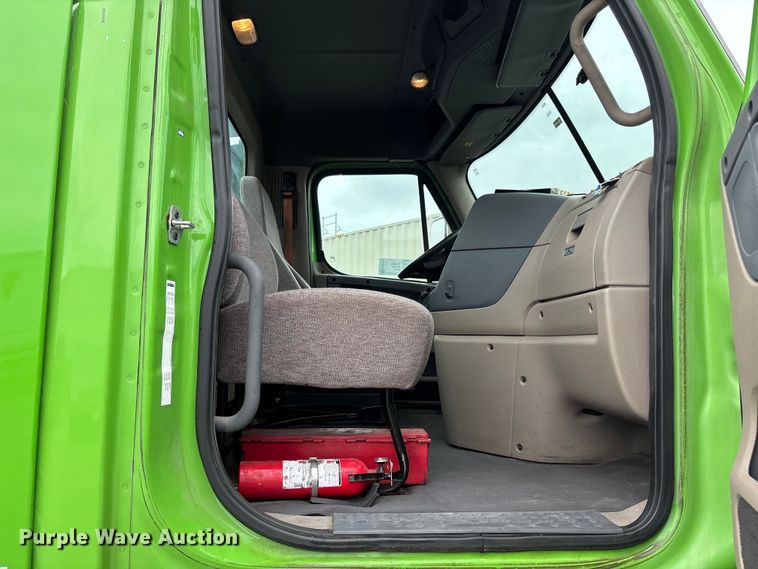 image for item FH7147 2017 Freightliner Cascadia semi truck