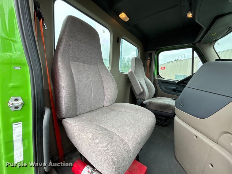 image for item FH7147 2017 Freightliner Cascadia semi truck