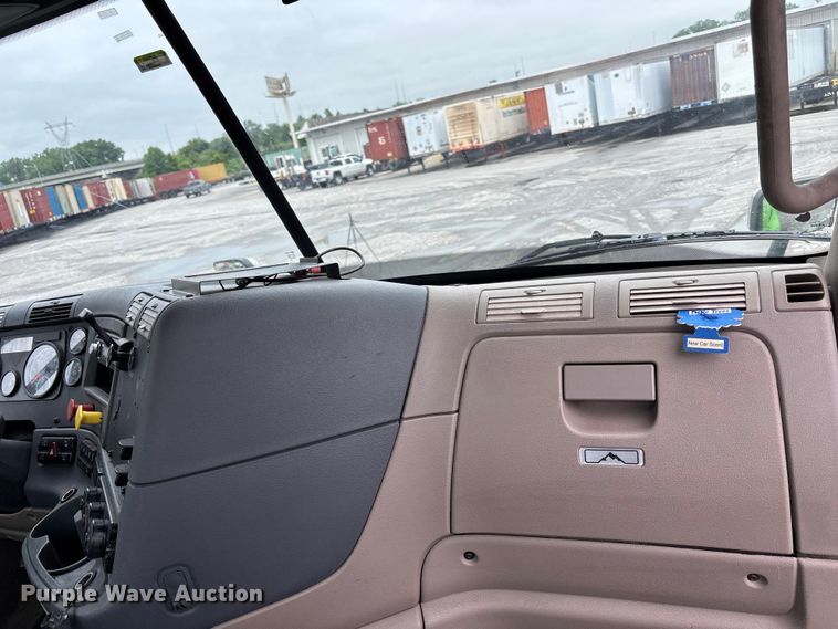 image for item FH7147 2017 Freightliner Cascadia semi truck