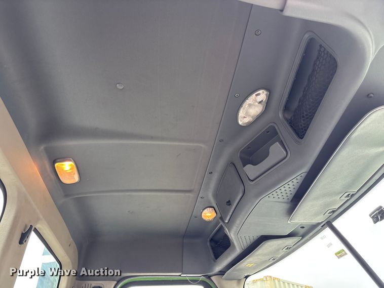 image for item FH7147 2017 Freightliner Cascadia semi truck